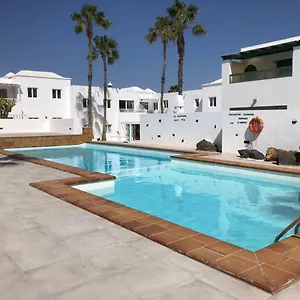 Apartment Sea Breeze With Shared Pool And Near The Beach